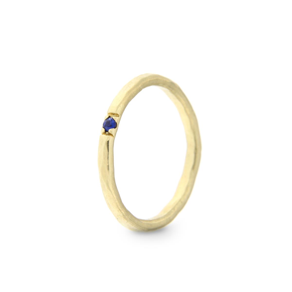 Katie g. Jewellery_Hammered Ring in 2,0mm Stärke in 14kt. Champagnergold mit blauem Saphir