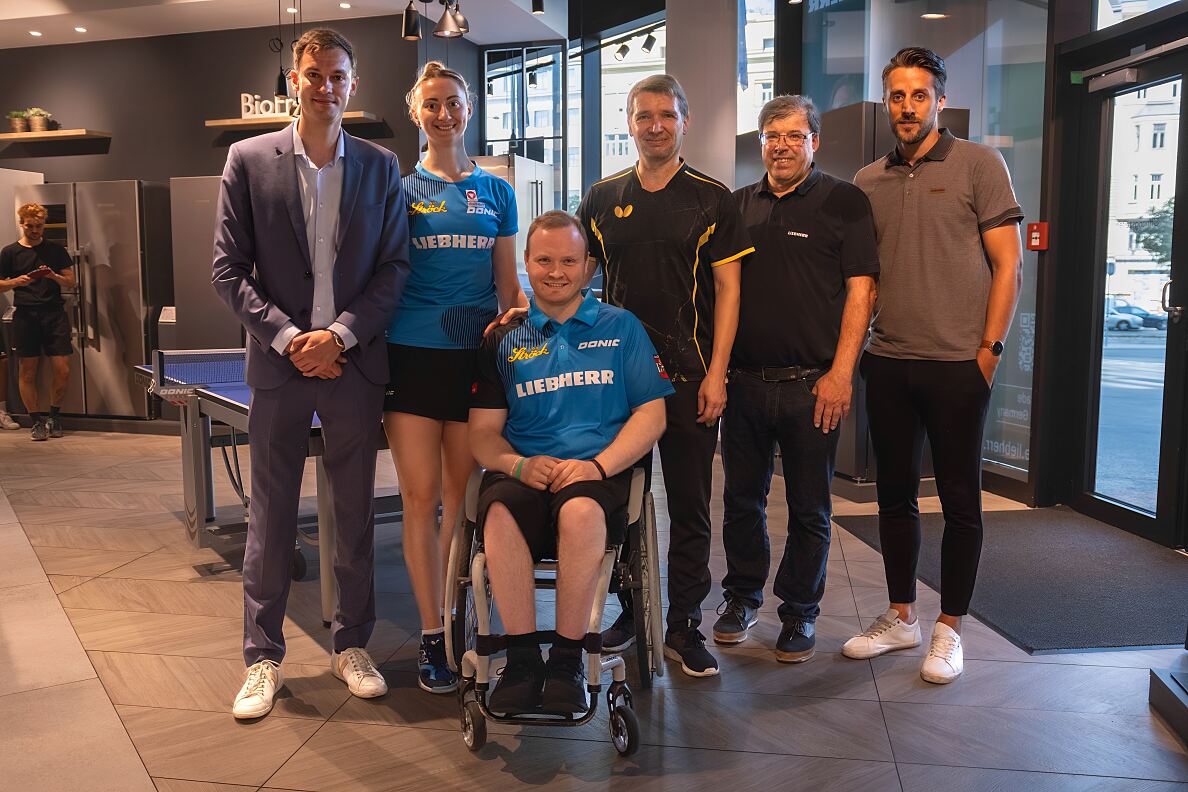 Liebherr-Hausgeräte_ÖTTV_vlnr. ÖTTV-Sportdirektor Stefan Fegerl, Sofia Polcanova, Werner Schlager, Hendrik Anderson, Manuel Eder (Communication Manager von Liebherr-Hausgeräte), Bernhard Kössler (Liebherr-International Deutschland GmbH)