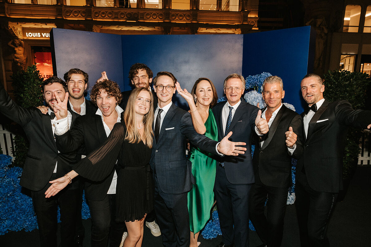 WAGNER Boutique Opening, 19.9.24, vlnr. die SYMPHONIACS, Antonia Gmeiner-Wagner, Felix Gmeiner-Wagner, Katharina Gmeiner-Wagner, Hermann Gmeiner-Wagner (c)Philipp Lipiarski