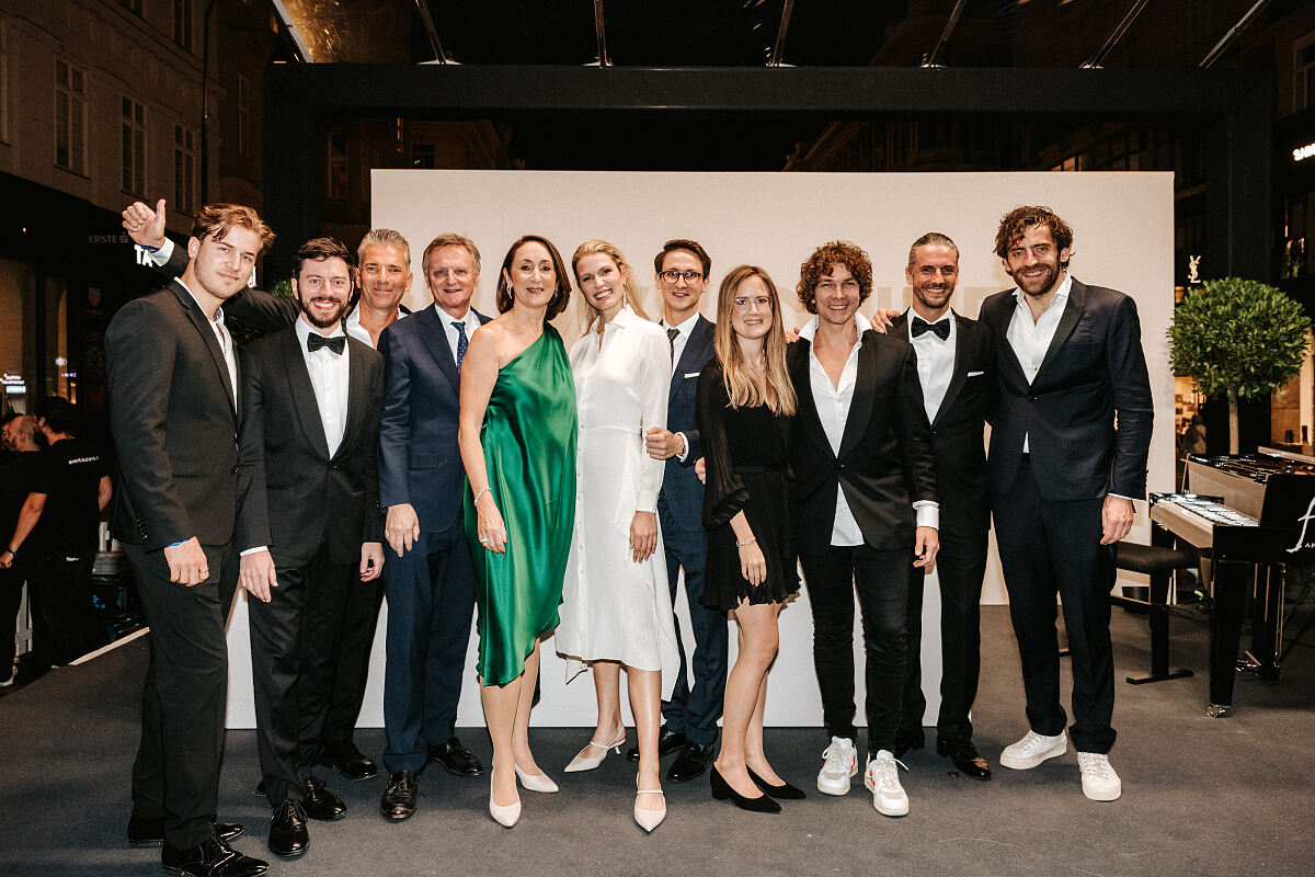 WAGNER Boutique Opening, 19.9.24, vlnr. die SYMPHONIACS, Hermann Gmeiner-Wagner, Katharina Gmeiner-Wagner, DJ Alice Mary, Felix Gmeiner-Wagner, Antonia Gmeiner-Wagner (c)Philipp Lipiarski