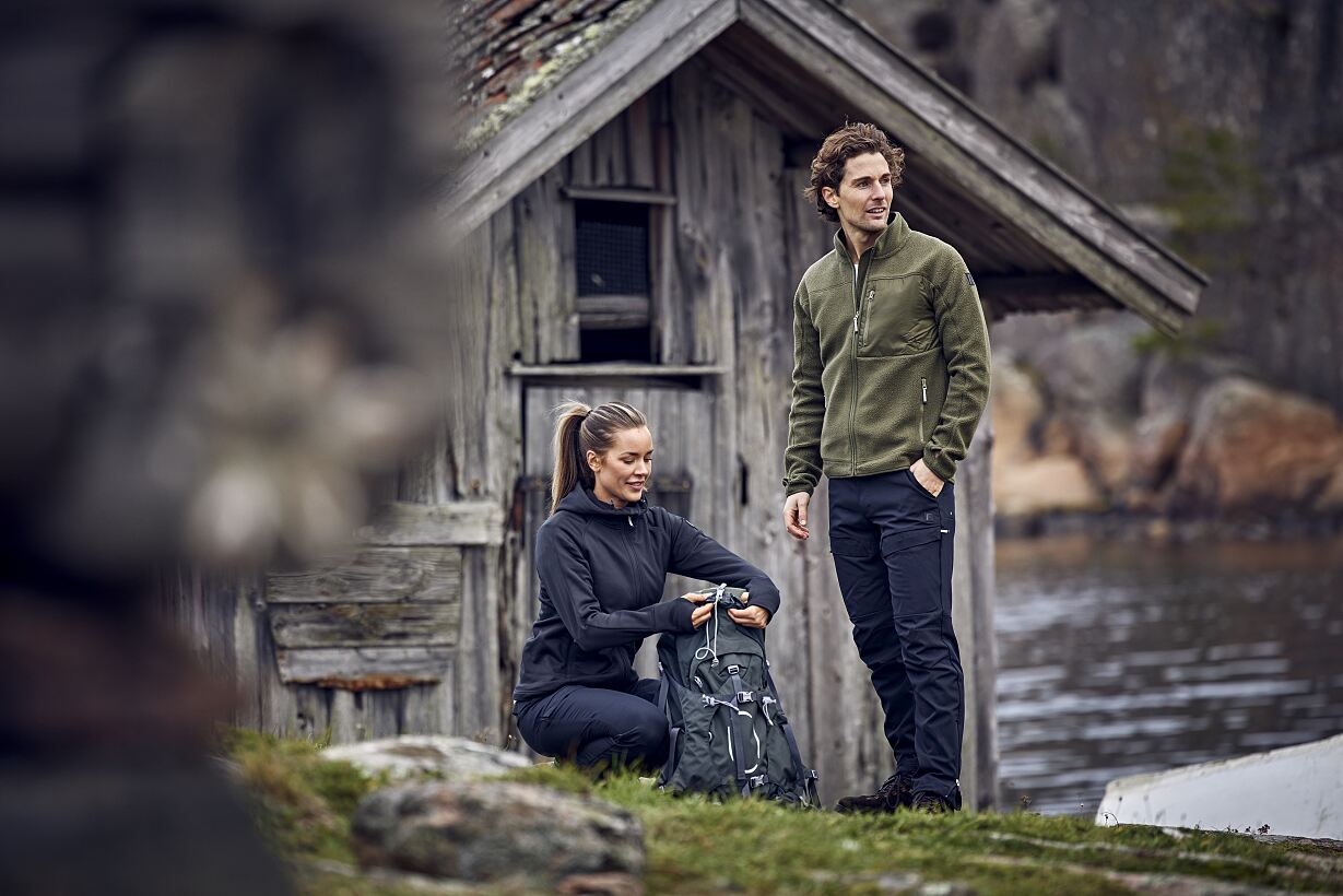 FRISTADS_PARTNERLOOK_301215-940_hoodie_300524-741_fleece__300387-940_300361-940_trousers_Outdoor_6460LL