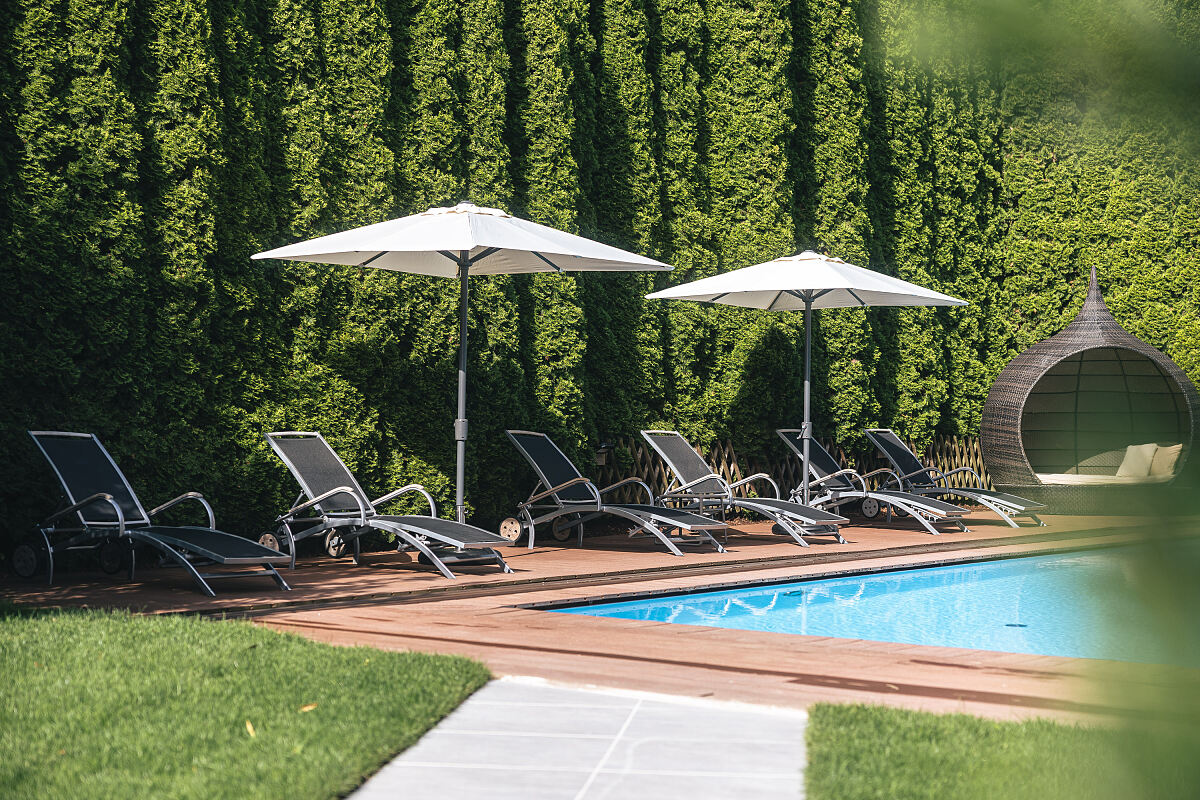 Upside Down Town Hotel – Neue Post_Outdoor-Pool mit Sandstrand (c) Johannes Radlwimmer_1