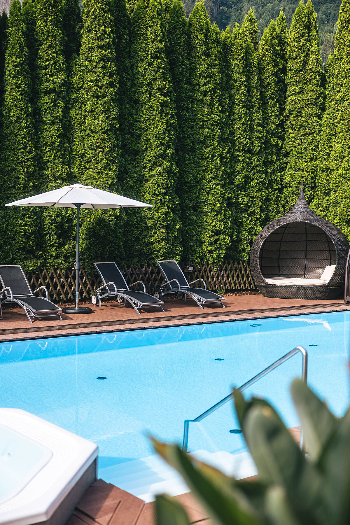 Upside Down Town Hotel – Neue Post_Outdoor-Pool mit Sandstrand (c) Johannes Radlwimmer_2