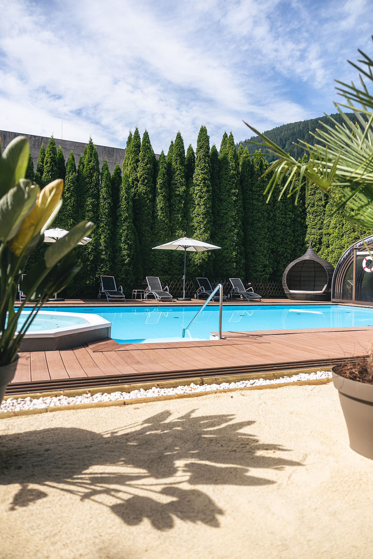 Upside Down Town Hotel – Neue Post_Outdoor-Pool mit Sandstrand (c) Johannes Radlwimmer_3