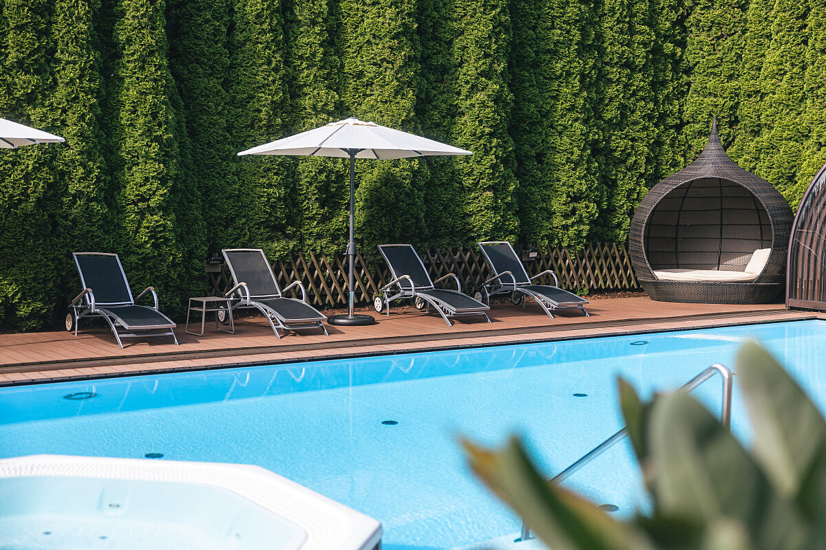 Upside Down Town Hotel – Neue Post_Outdoor-Pool mit Sandstrand (c) Johannes Radlwimmer_4
