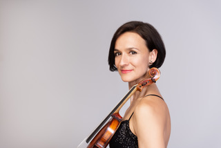 Upside Down Town Hotel – Neue Post_Yoga und Violine Vibes mit Deniza Liebhauser (c) Deniza Liebhauser_1