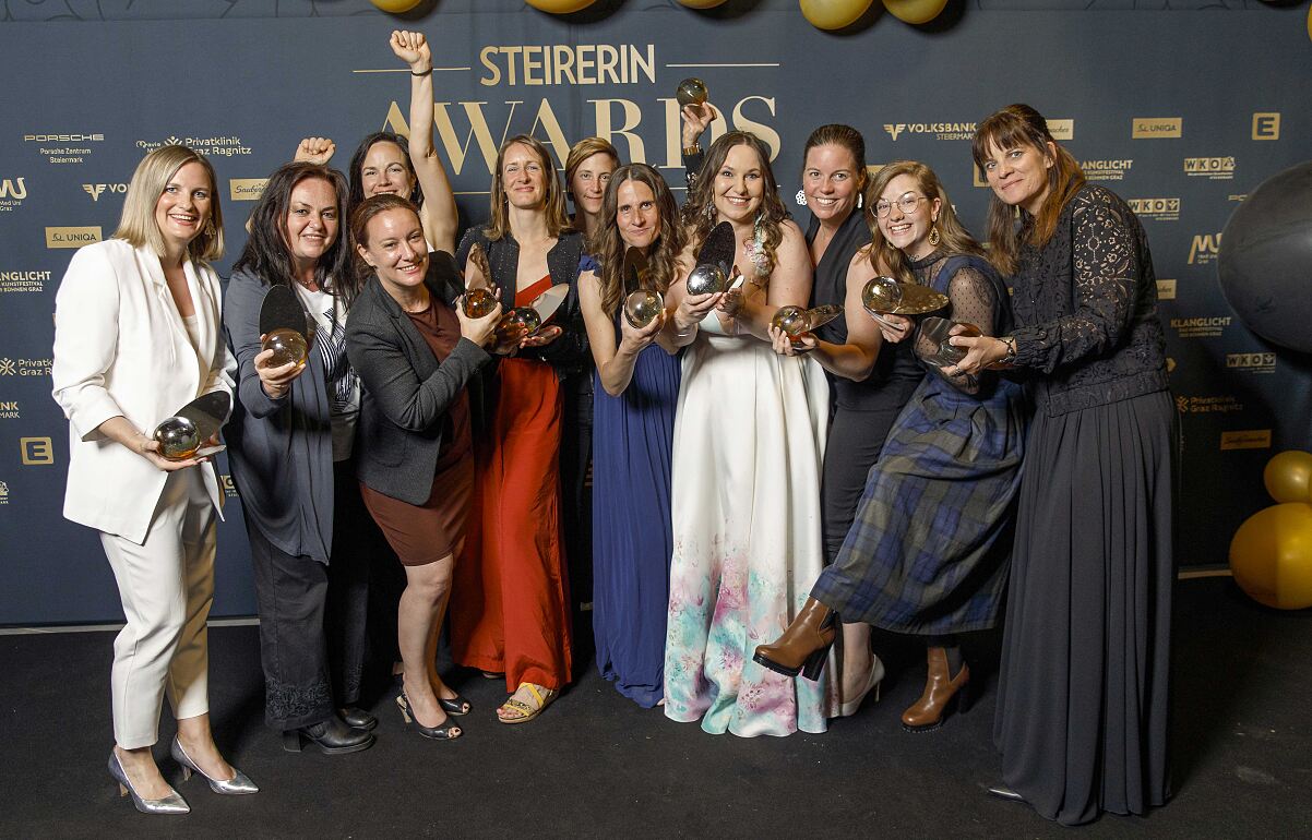 Alexandra-Wutscher Hold von sehen!wutscher mit weiteren Gewinnerinnen (c) Thomas Luef_Steirerin Gala 2025_3