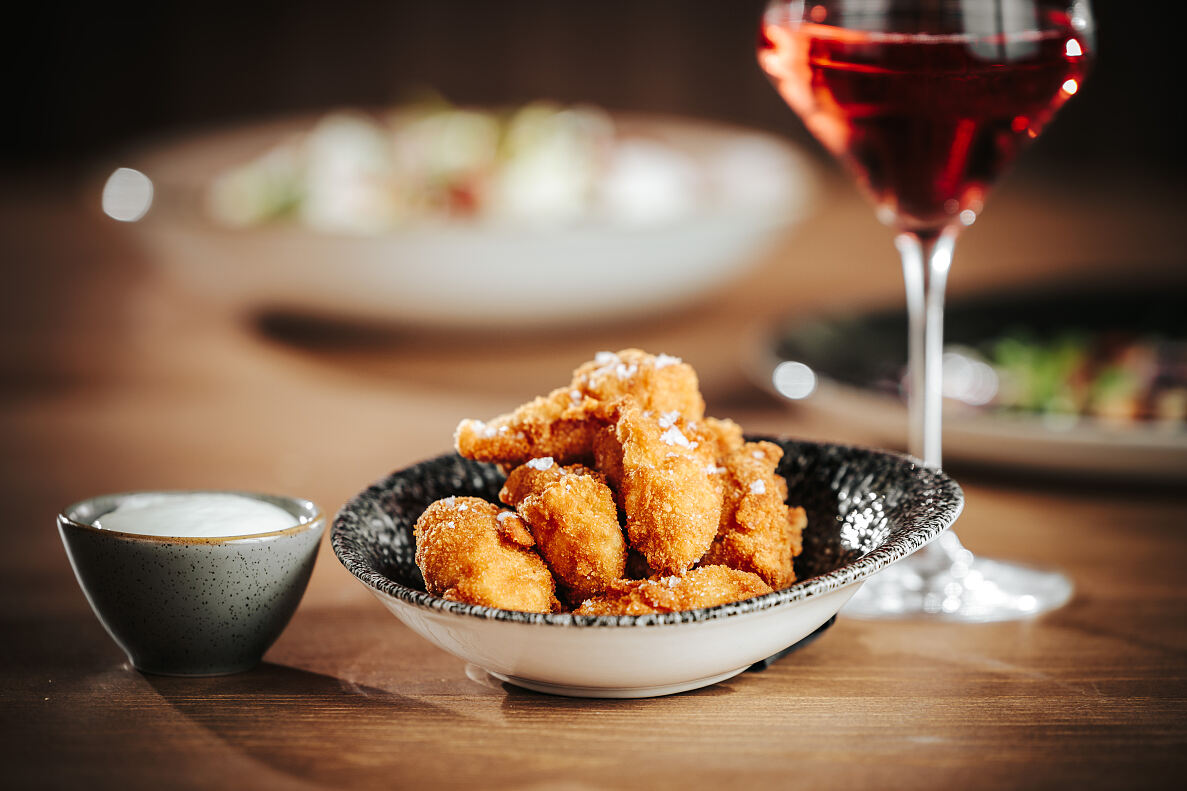 FREIHERZ Vorspeisen_Gebackene Hühnerrückenfilets mit Aioli (c)Philipp Lipiarski