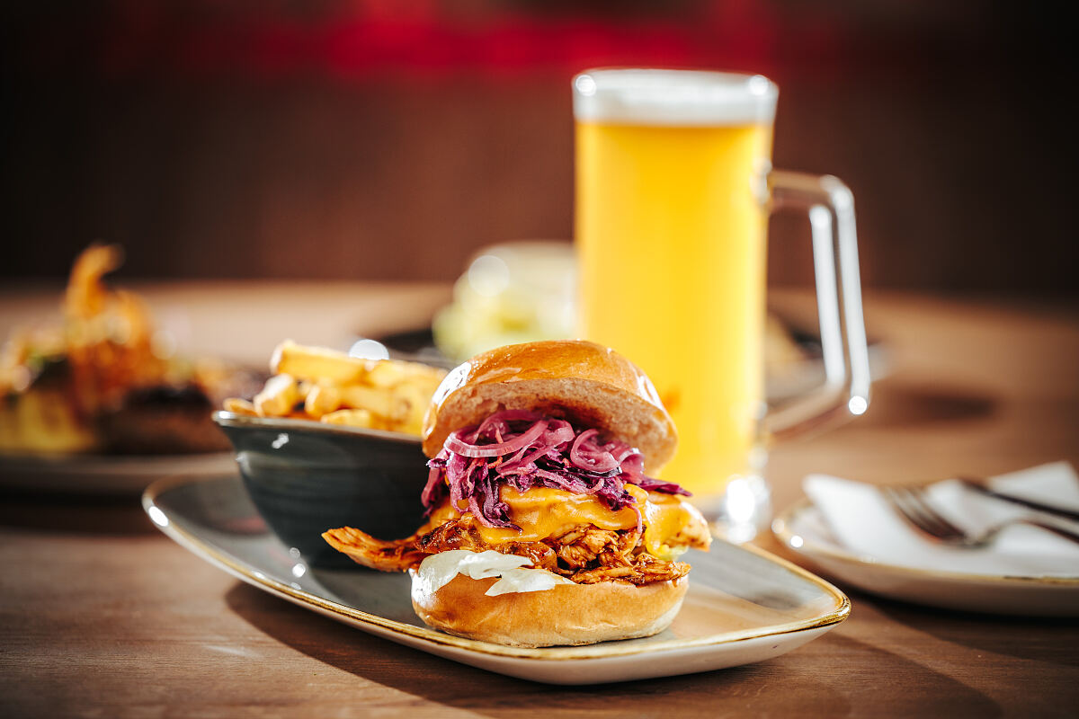FREIHERZ Hauptgerichte_BBQ Pulled Chicken Burger (c) Philipp Lipiarski