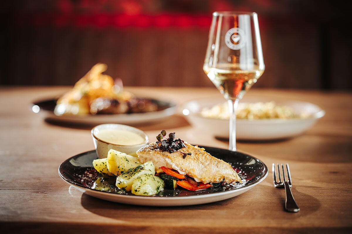 FREIHERZ Hauptgerichte_Gegrilltes Zanderfilet (c) Philipp Lipiarski_2
