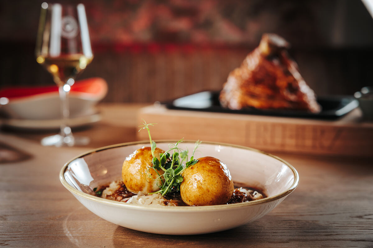 FREIHERZ Hauptgerichte_Hausgemachte Grammelknödel (c) Philipp Lipiarski
