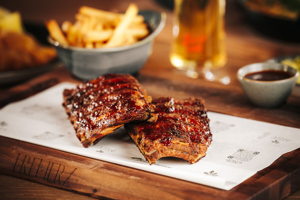 FREIHERZ Hauptgerichte_Smoked BBQ Ribs (c) Philipp Lipiarski_2