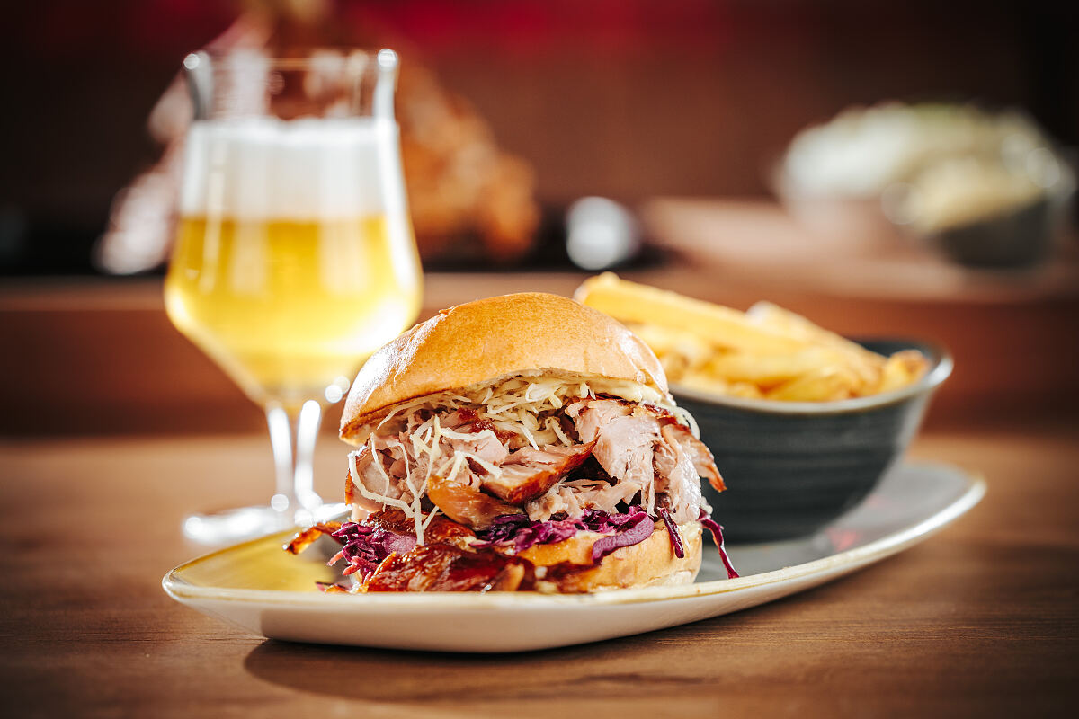 FREIHERZ Hauptgerichte_Stelzen Burger (c) Philipp Lipiarski_1