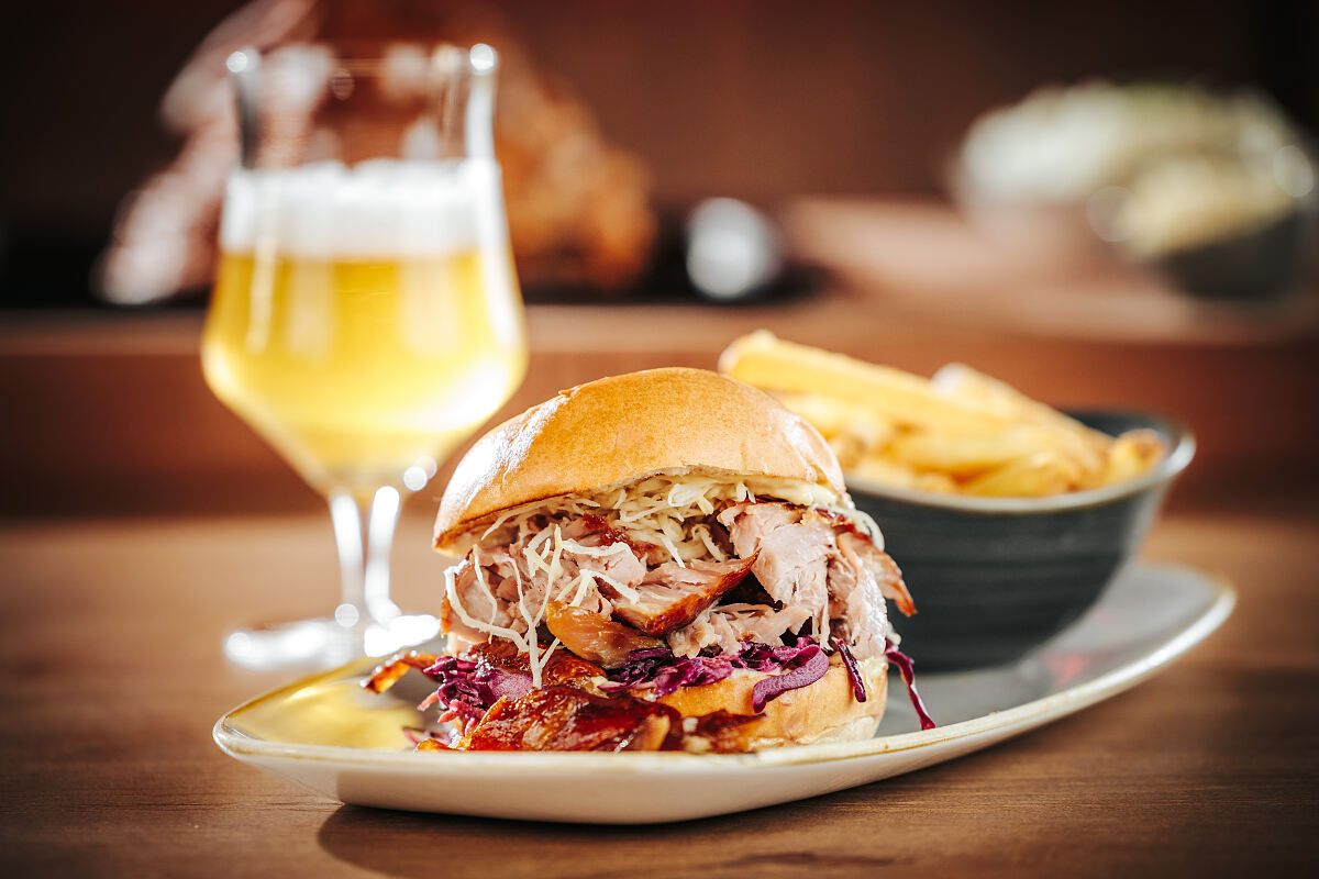 FREIHERZ Hauptgerichte_Stelzen Burger (c) Philipp Lipiarski_2