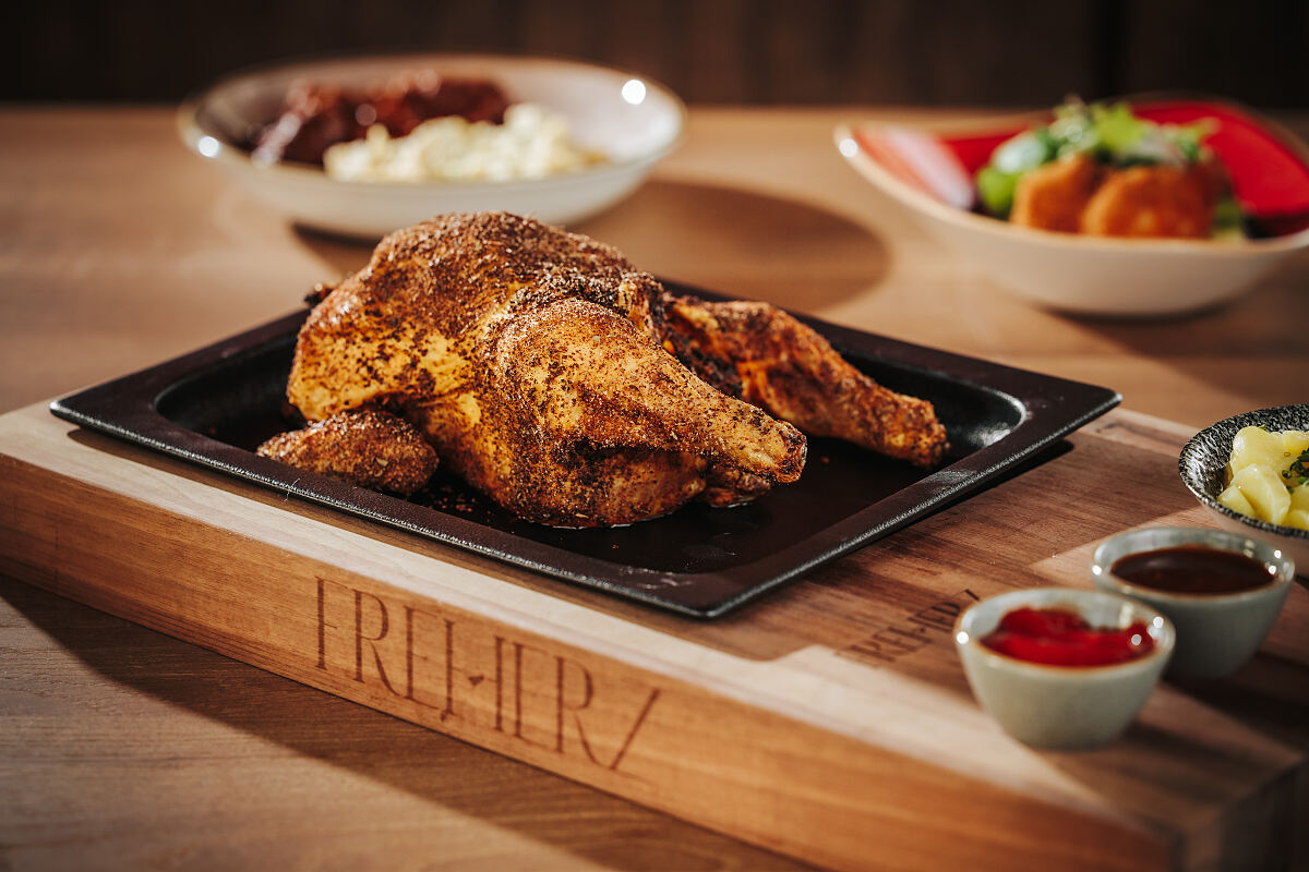 FREIHERZ Schmankerl_Saftiges Grillhuhn aus unserem Josper Grill (c) Philipp Lipiarski_2
