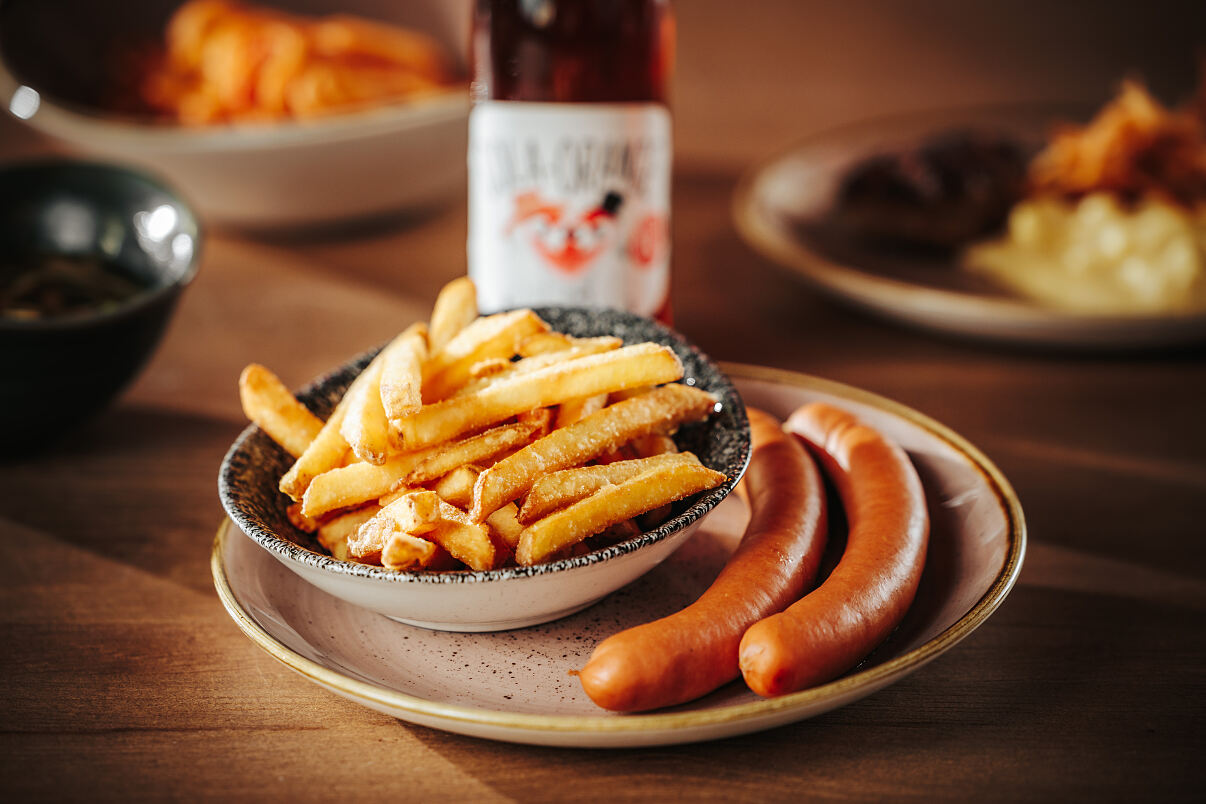 FREIHERZ_Kinderspeisen_Frankfurter mit Pommes (c) Philipp Lipiarski