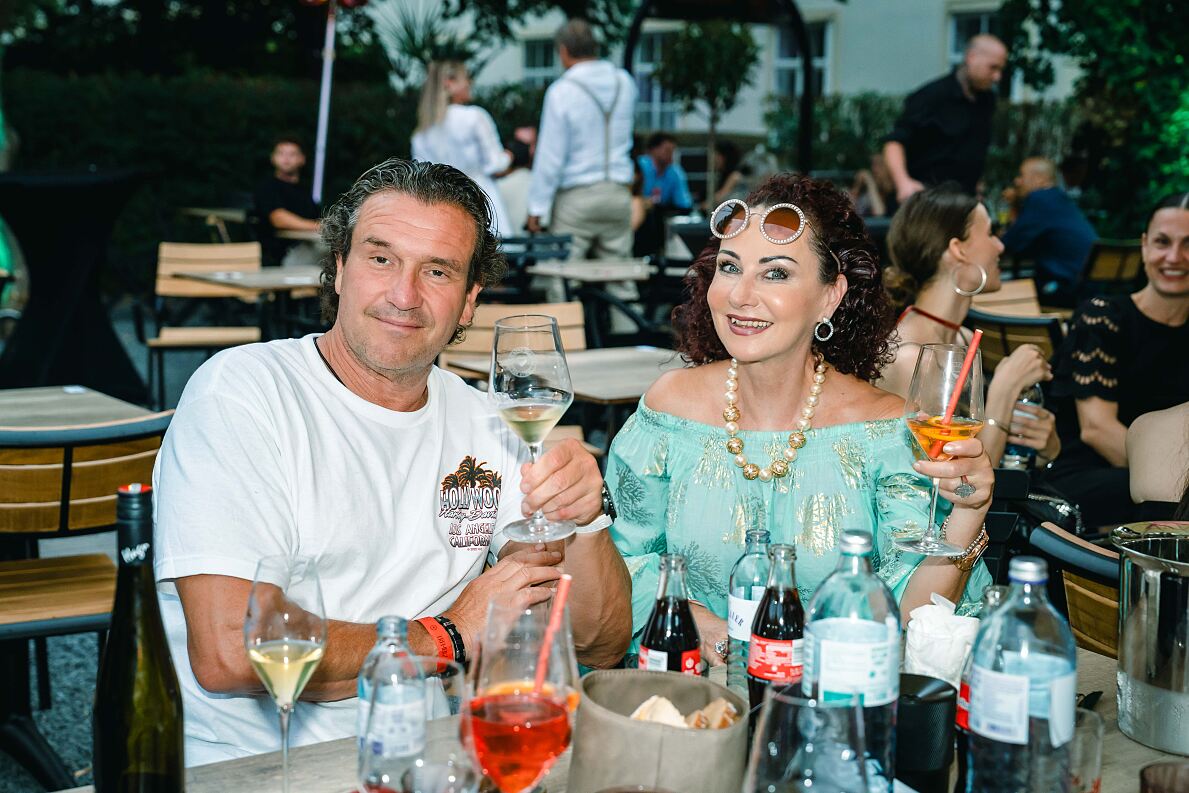 FREIHERZ_VIP Opening 26.6.2025 Christina Lugner mit Begleitung (c) Eugen Nemecek_57