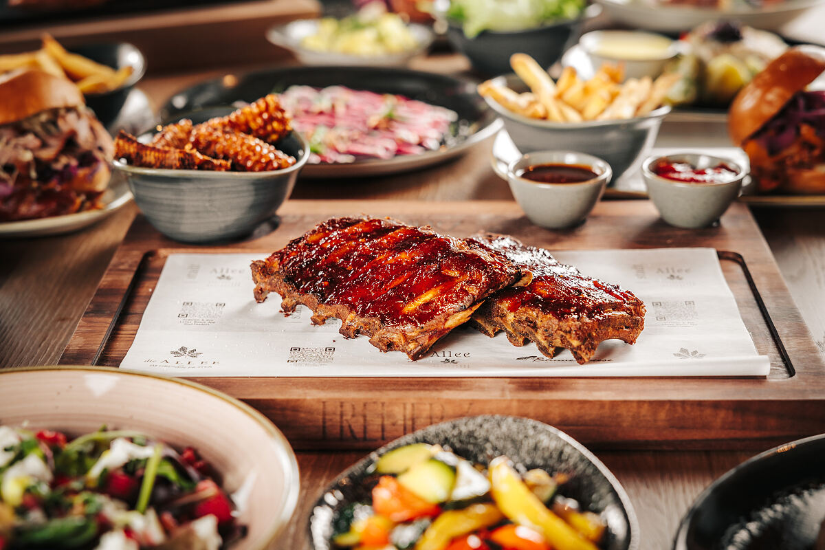 FREIHERZ Hauptgerichte_Smoked BBQ Ribs (c) Philipp Lipiarski_3