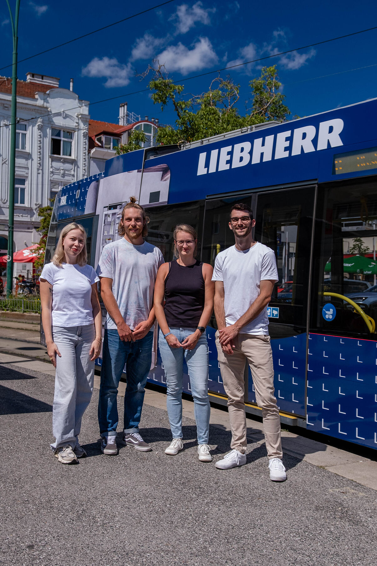 Liebherr-Hausgeräte_Projektteam vor der Straßenbahnlinie D  (v.l.n.r) Selina Grohmann_Philipp Loppauer_Riccarda Steiner_Martin Seidel_ (c) Philipp Loppauer_2