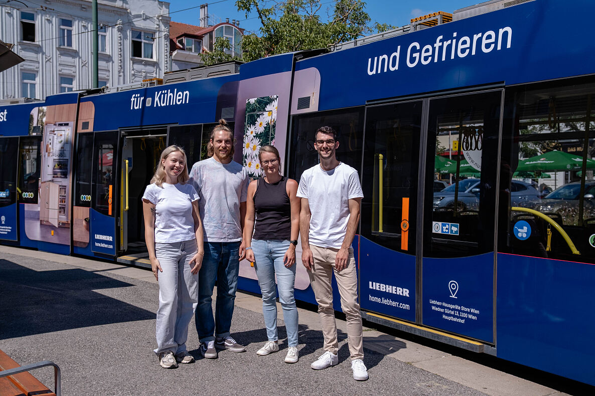 Liebherr-Hausgeräte_Projektteam vor der Straßenbahnlinie D (v.l.n.r) Selina Grohmann_Philipp Loppauer_Riccarda Steiner_Martin Seidel_ (c) Philipp Loppauer_1