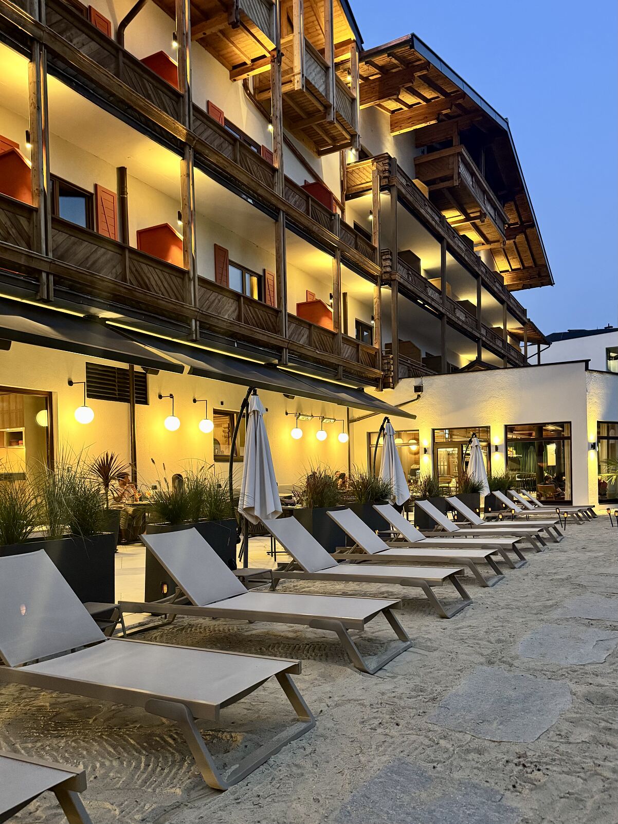Upside Down Town Hotel – Neue Post (c) Janosch Gruschczyk_1