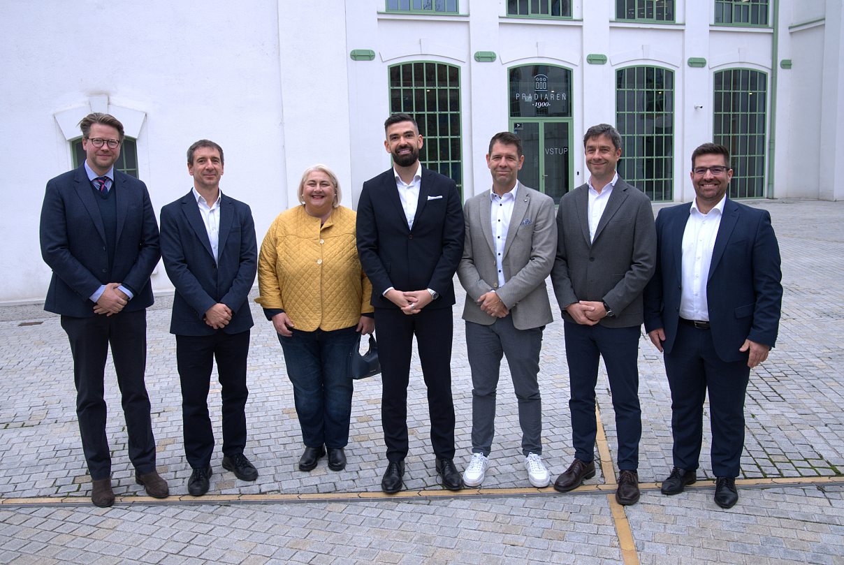 01_GymBeam Gründer & CEO Dalibor Cicman mit den Investoren Crowdberry sowie den Neuinvestoren PortfoLion und EBRD_(c)GymBeam