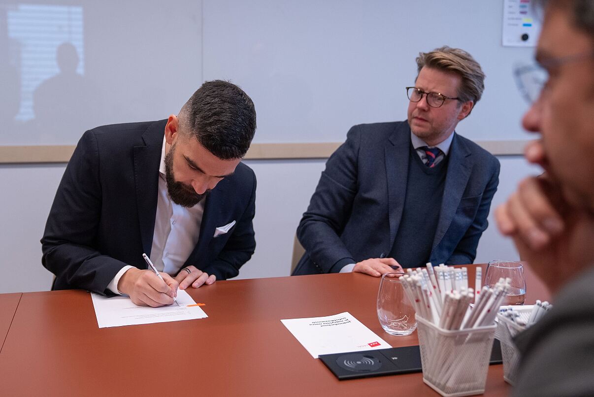 02_GymBeam CEO Dalibor Cicman bei der Vertragsunterzeichnung_(c)GymBeam