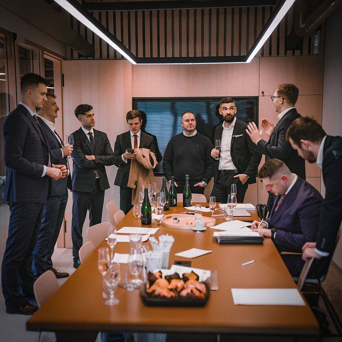 03_Das GymBeam-Team zusammen mit den Beratern von Rothschild & Co und dem AKF Legal Team_(c)GymBeam