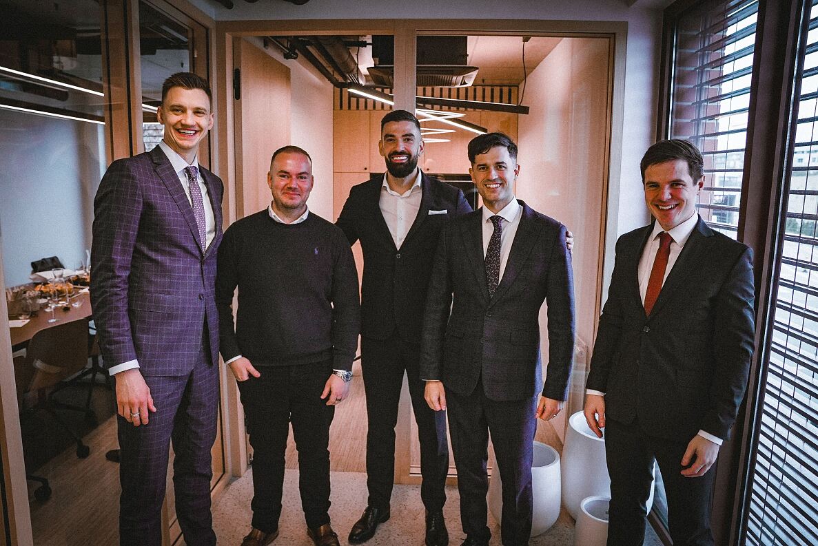 04_GymBeam CEO und CFO gemeinsam mit Vertretern von Rothschild & Co_(c)GymBeam