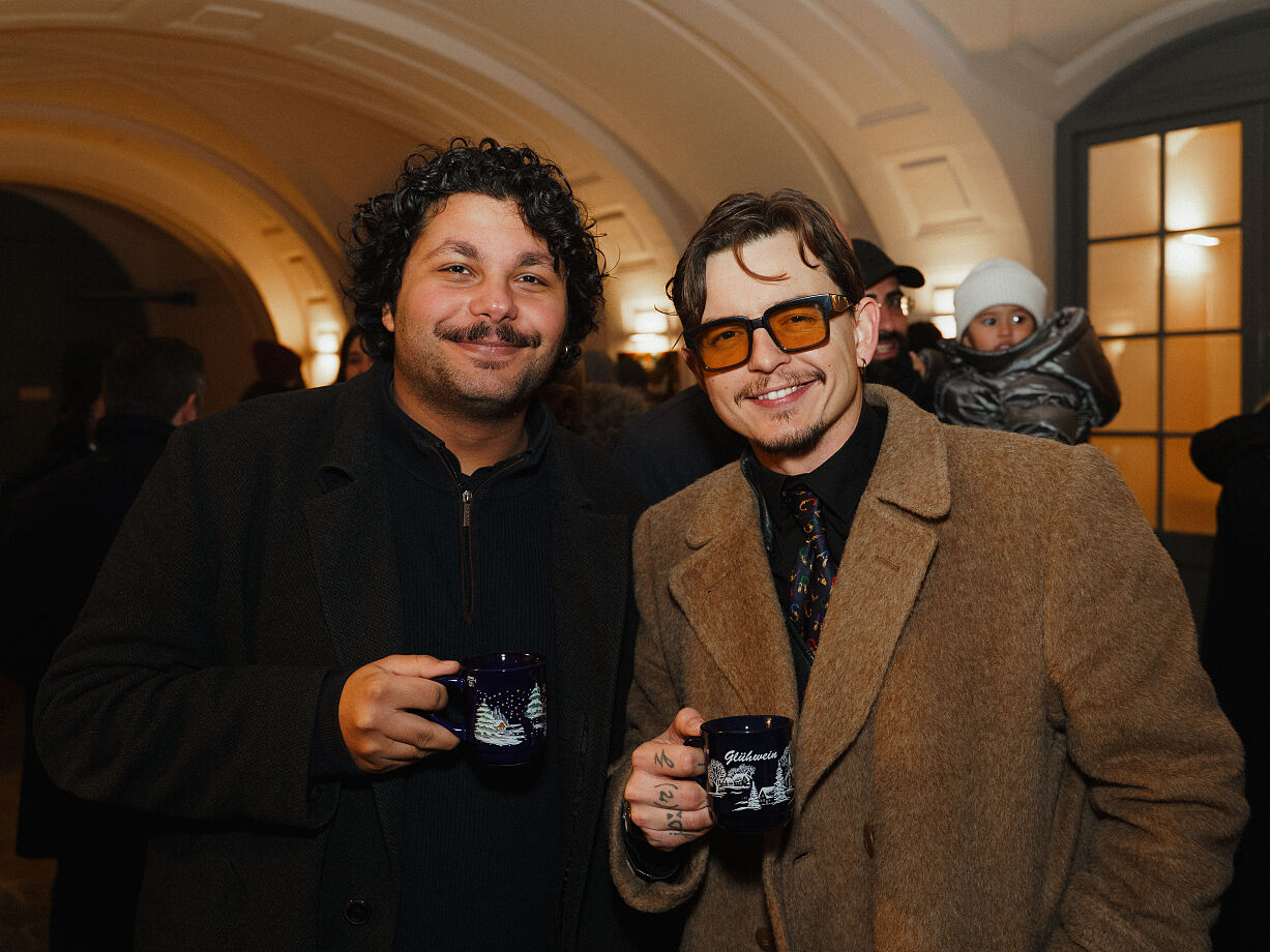 vlnr. Influencer das.kipferl, organstrafverfuegung_VIP Charity for Dudlerei 18.12.2025 (c) Leon Moik, MOIK MEDIA