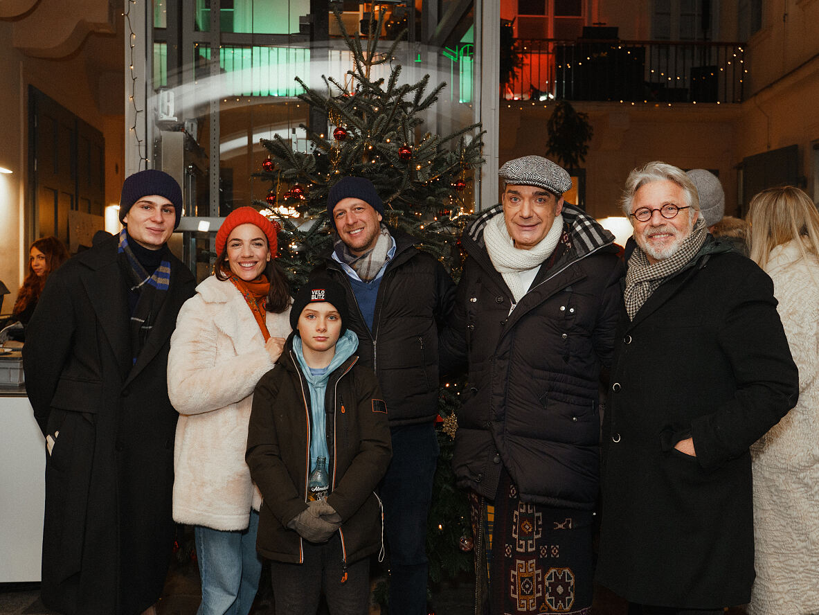 vlnr. Joe Unger-Klein, Maddalena Hirschal, Maximilian Klein, Thomas Klein, Adi Hirschal_VIP Charity for Dudlerei 18.12.2025 (c) Leon Moik, MOIK MEDIA