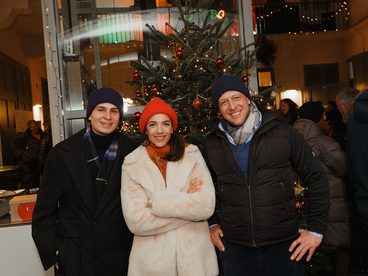 vlnr. Joe Unger-Klein, Maddalena Hirschal, Maximilian Klein_VIP Charity for Dudlerei 18.12.2025 (c) Leon Moik, MOIK MEDIA