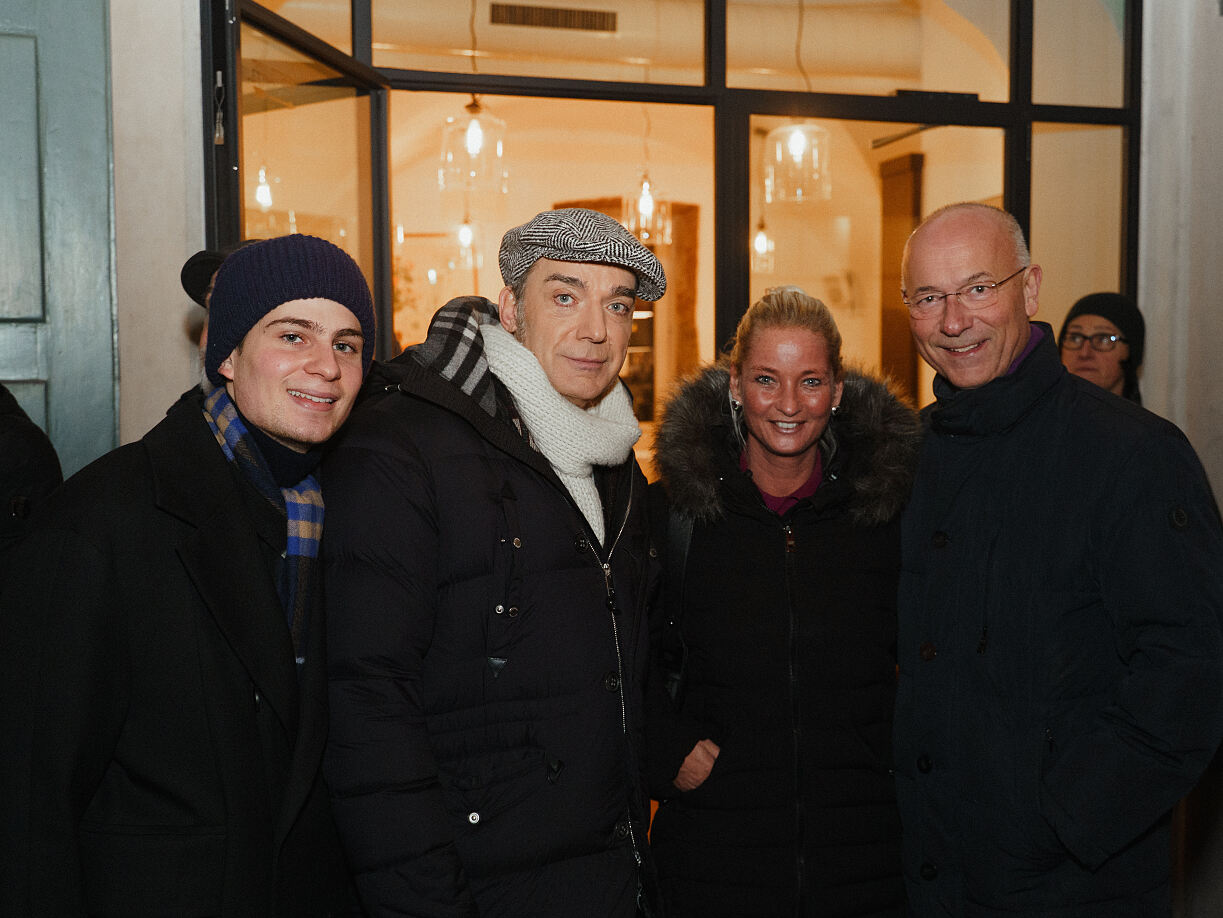 vlnr. Joe Unger-Klein, Thomas Klein, Toni Faber in Begleitung von Natalie Nemec_VIP Charity for Dudlerei 18.12.2025 (c) Leon Moik, MOIK MEDIA
