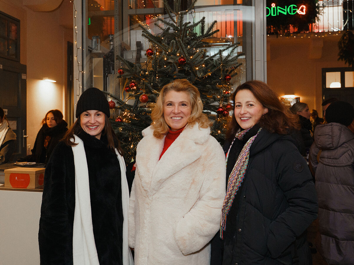 vlnr. Lisa Haider (Sister Act), Christine Klimaschaka und Christina Kaiser (myGiulia)_VIP Charity for Dudlerei 18.12.2025 (c) Leon Moik, MOIK MEDIA