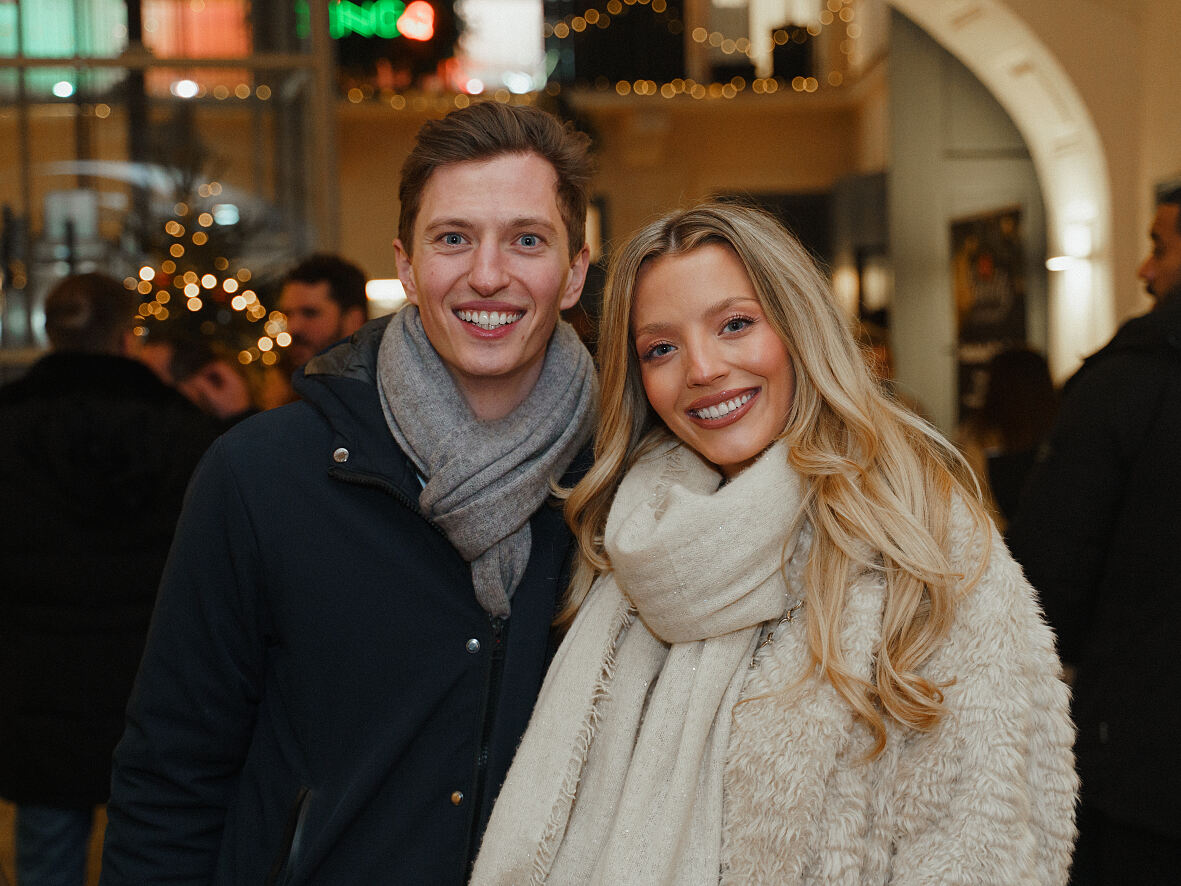 vlnr. Lukas de Roode und Chiara Pisati_VIP Charity for Dudlerei 18.12.2025 (c) Leon Moik, MOIK MEDIA