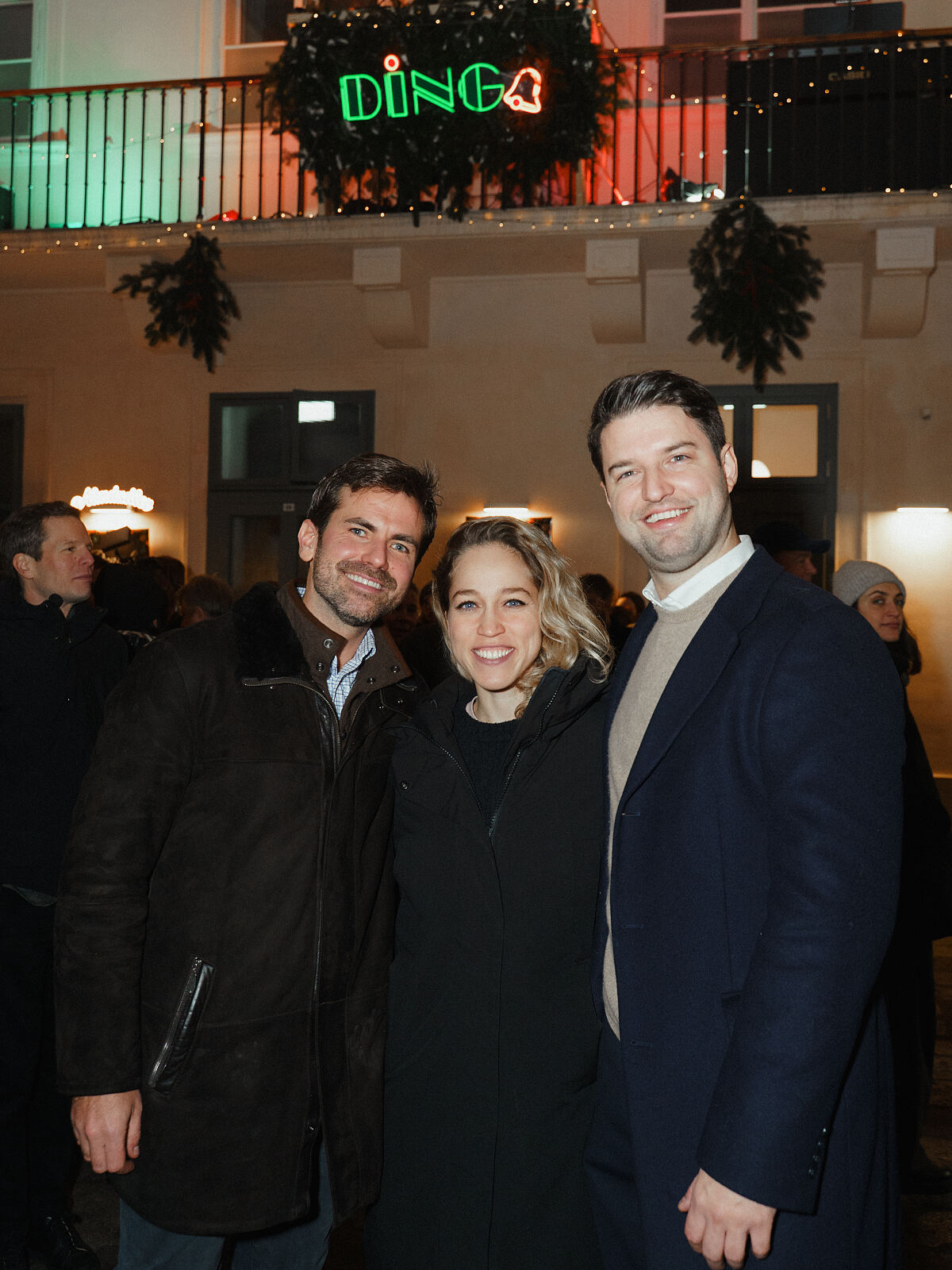 vlnr. Manuel Willfort (Ding.), Musicaldarstellerin Katharina Gorgi und Mario Duspara (Ding.)_VIP Charity for Dudlerei 18.12.2025 (c) Leon Moik, MOIK MEDIA