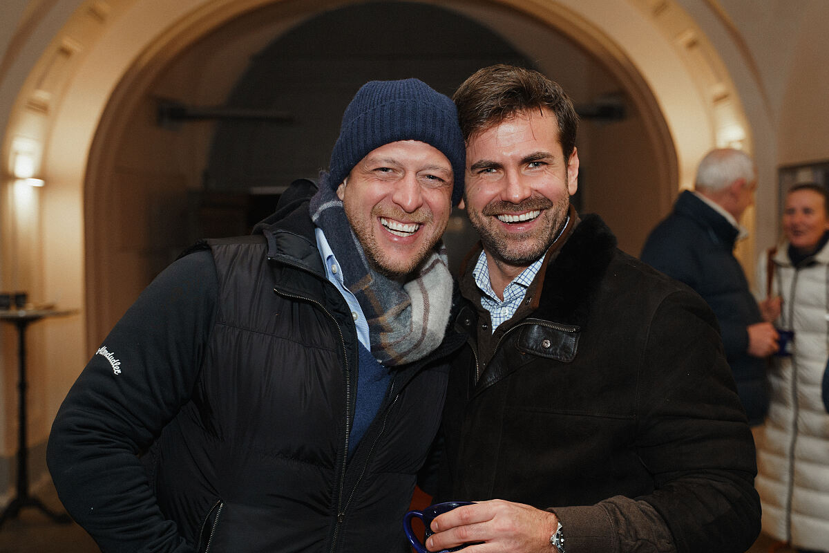 vlnr. Maximilian Klein mit Manuel Willfort (Ding.)_VIP Charity for Dudlerei 18.12.2025 (c) Leon Moik, MOIK MEDIA