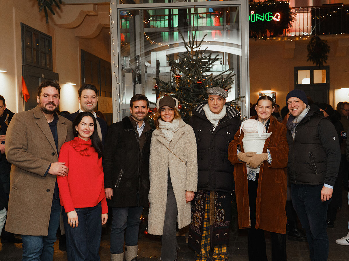 vlnr. Patricia Petschenig mit Rémi Soulier (Parémi), Manuel Willfort und Mario Duspara (Ding.), Lara Klein-Schoeller, Thomas Klein, Alena Klein, Maximilian Klein_VIP Charity for Dudlerei 18.12.2025 (c) Leon Moik, MOIK MEDIA