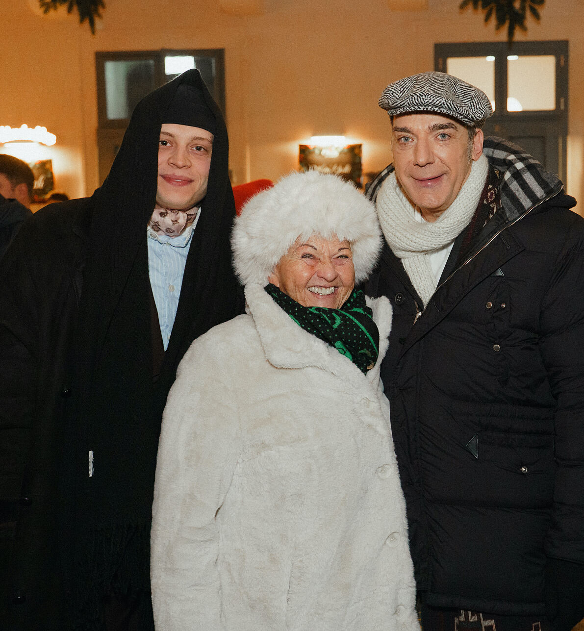 vlnr. Paul Grohmann (Entertainer) mit Jazz Gitti und Thomas Klein_VIP Charity for Dudlerei 18.12.2025 (c) Leon Moik, MOIK MEDIA