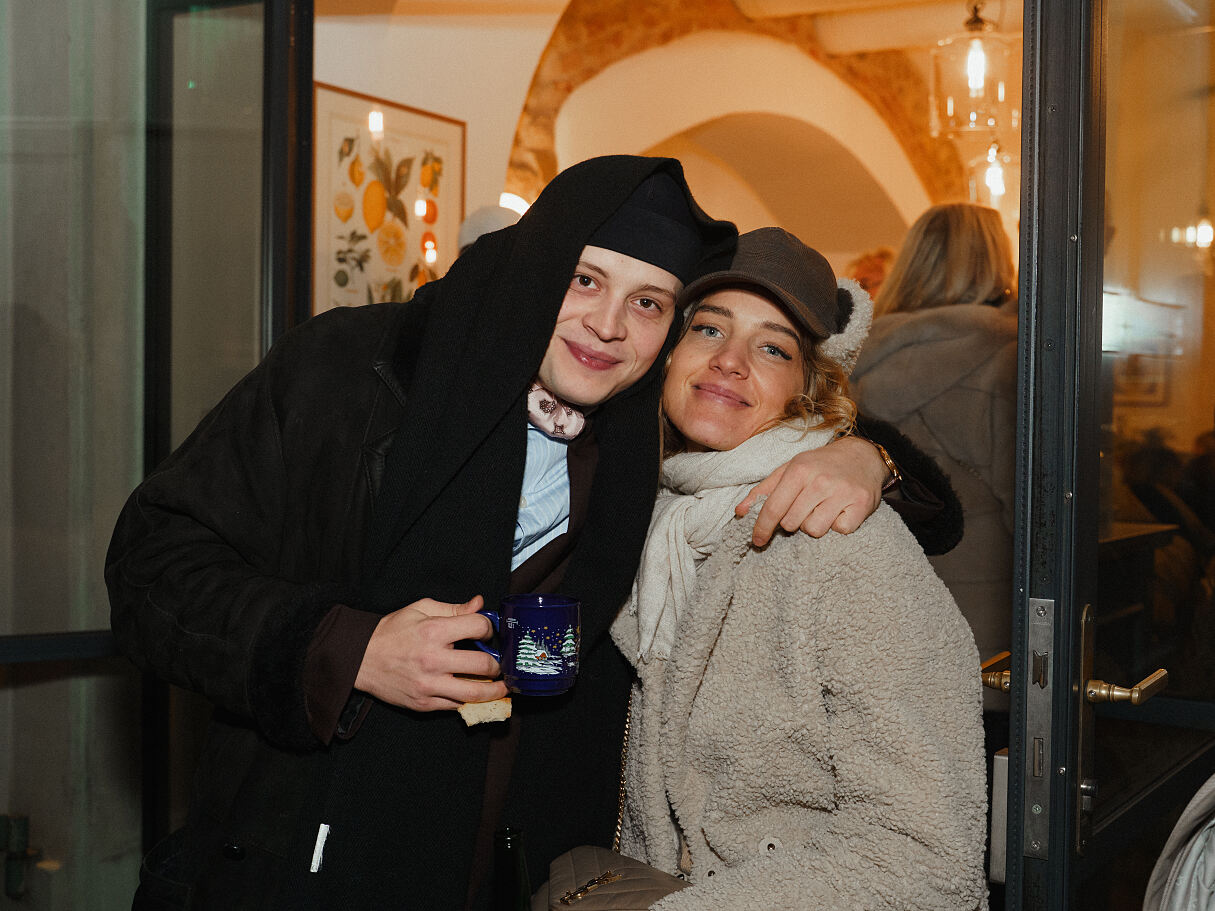 vlnr. Paul Grohmann mit Lara Klein-Schoeller_VIP Charity for Dudlerei 18.12.2025 (c) Leon Moik, MOIK MEDIA