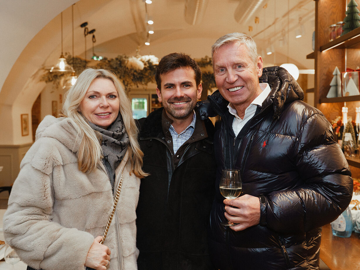 vlnr. Susanne Heindl, Manuel Willfort, Andreas Heindl_VIP Charity for Dudlerei 18.12.2025 (c) Leon Moik, MOIK MEDIA