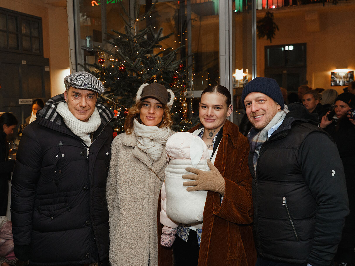 vlnr. Thomas Klein, Lara Klein-Schoeller, Alena Klein, Maximilian Klein_VIP Charity for Dudlerei 18.12.2025 (c) Leon Moik, MOIK MEDIA