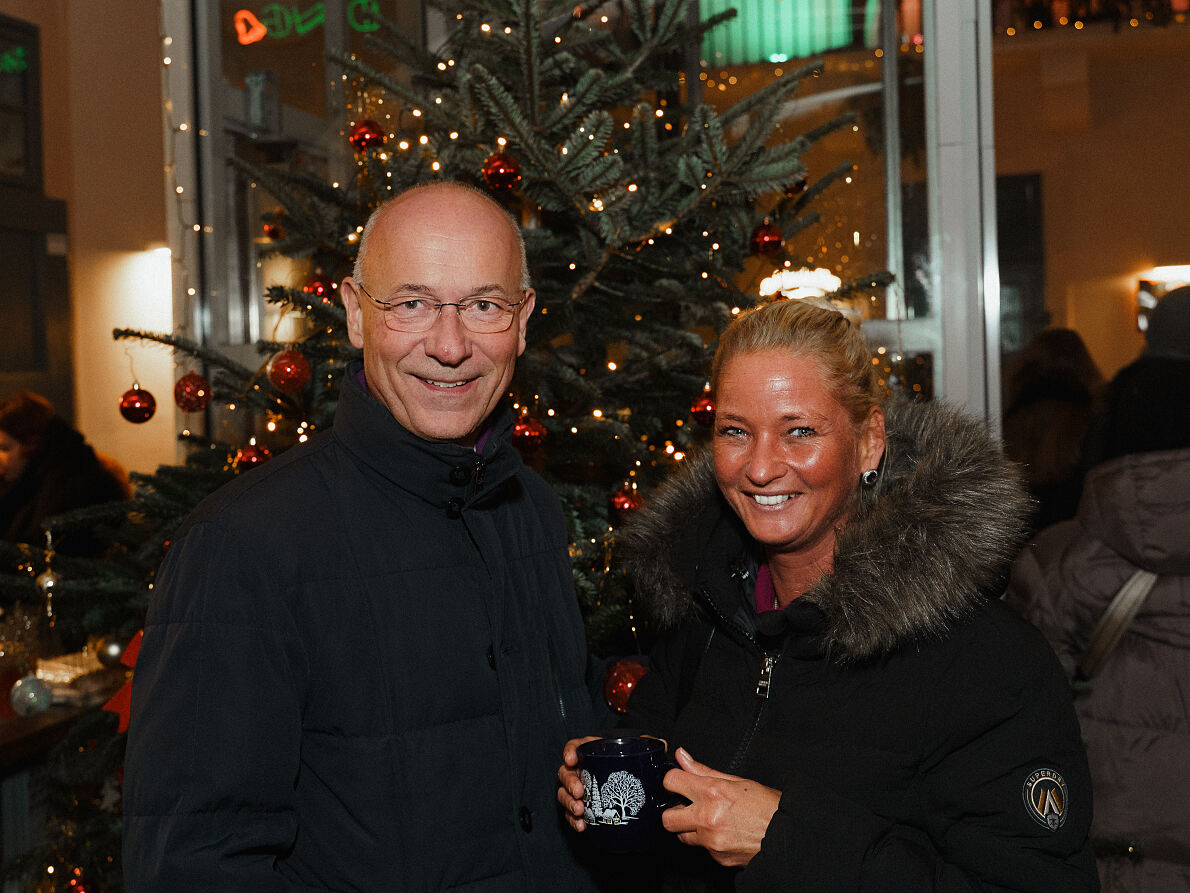 vlnr. Toni Faber und Natalie Nemec_VIP Charity for Dudlerei 18.12.2025 (c) Leon Moik, MOIK MEDIA