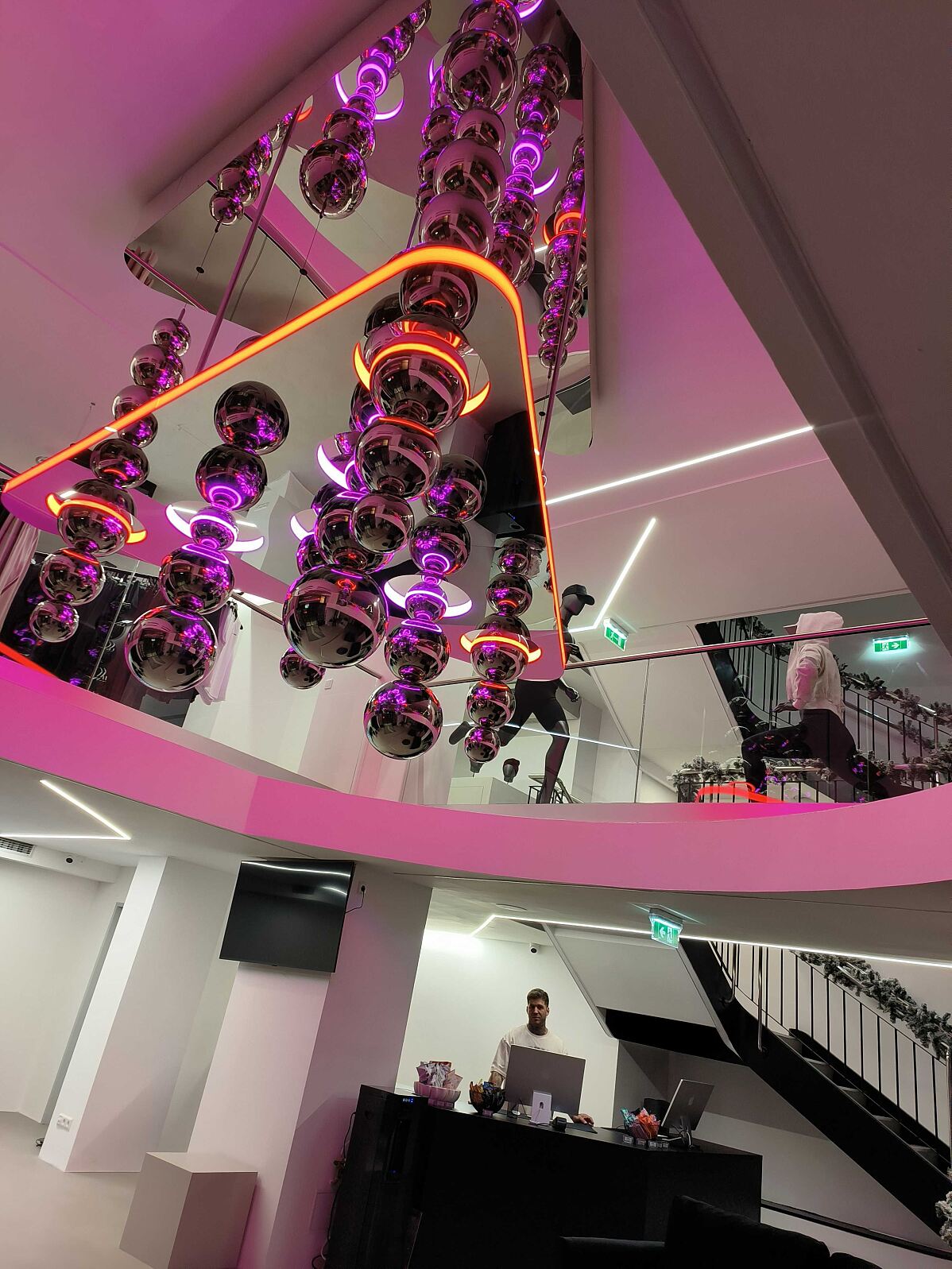 GymBeam Fitness Hub Wien_Kronleuchter by Asot Haas_(c)GymBeam_6