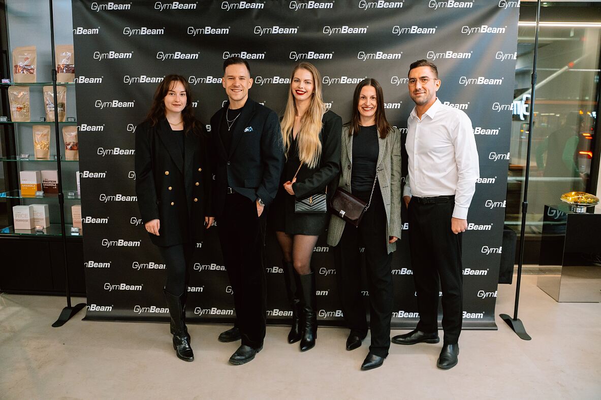 GymBeam Fitness Hub Opening_vlnr. Laura Schramböck (SISTER ACT), Peter Rak (GymBeam), Beatrix Vojtekova (GymBeam), Lisa Haider (SISTER ACT), Tobias Fittner (GymBeam)_(c) GymBeam