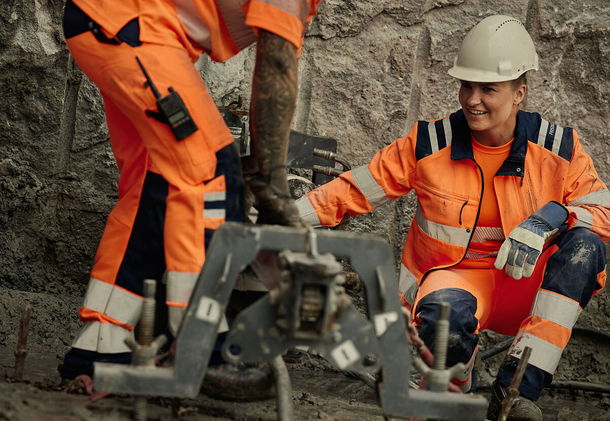 FRISTADS_Workwear Frauen_131984-271_jacket_131982-271_troursers_GPLU